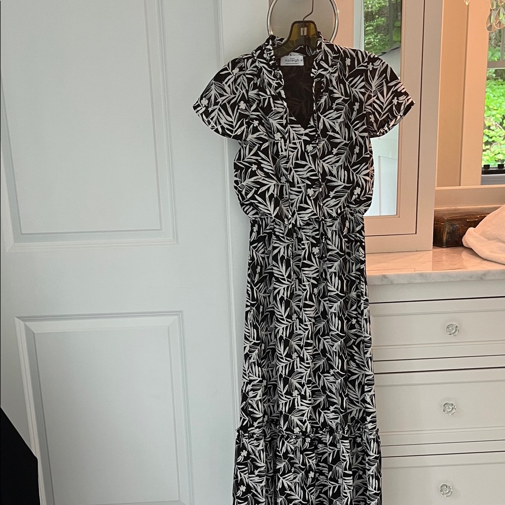 Kaileigh Black and White Leaf Print Maxi Dress